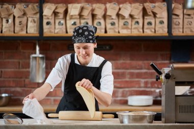 Kadın mutfakta çalışırken hamur