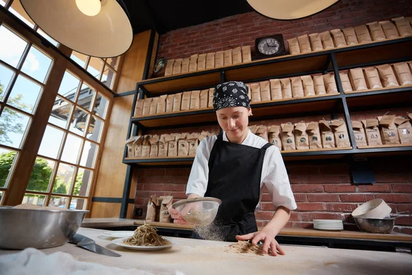 Kobieta w pracy z podłogi do gotowania makaronu — Zdjęcie stockowe
