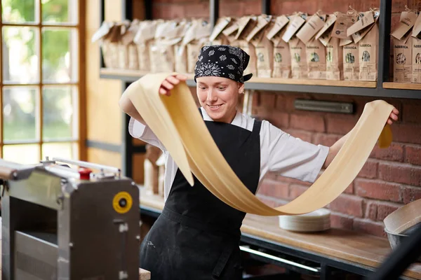 Woman rolling dough in cafe — Stock Photo, Image