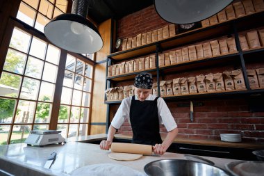 Oklava ile çalışan neşeli kadın