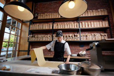 İle haddelenmiş çalışan kadın yoğurun