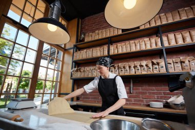 İle haddelenmiş çalışan kadın yoğurun