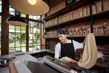 Kadın haddeleme hamur Cafe