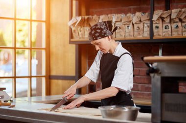 Erişte kafede Dilimleme kadın