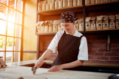 Makarna restoranda Dilimleme kadın