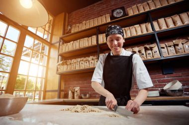 Kadın kesme restoranda yoğurun