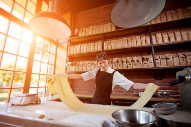 İle haddelenmiş çalışan kadın yoğurun