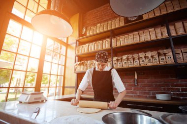 Oklava ile çalışan neşeli kadın