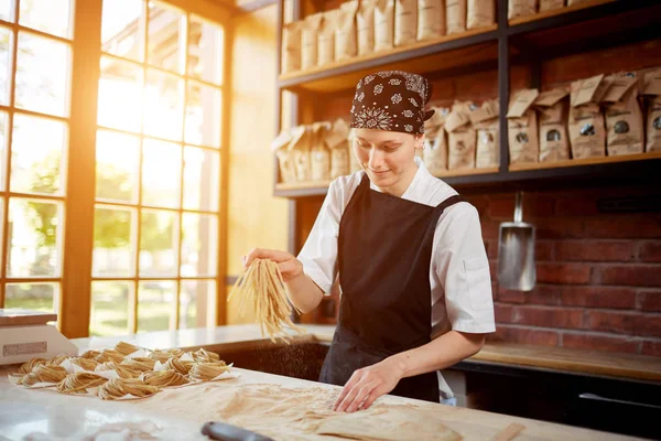 Kafe erişte yemek kadın