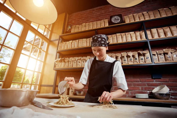 Kafede makarna ile çalışan kadın