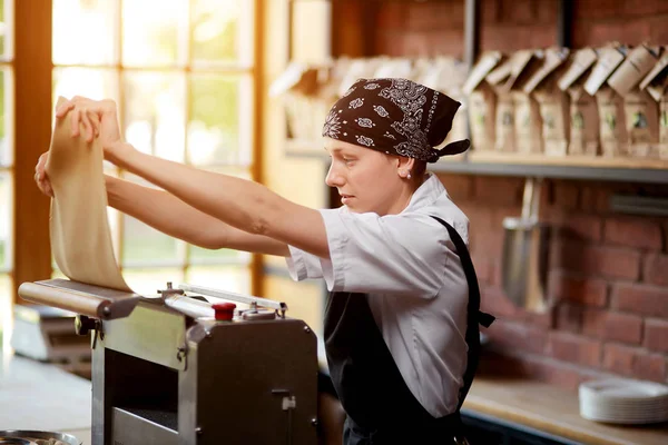 Makarna için hazırlama kadın yoğurun