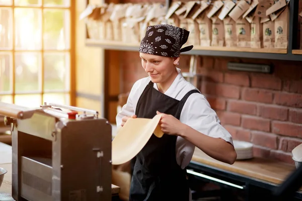 Cheerful woman working with pasta machine — Stock Photo, Image