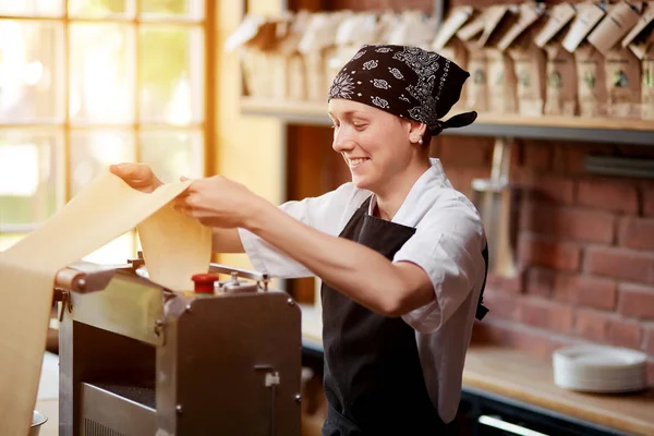 Makarna restoranda çalışan gülümseyen