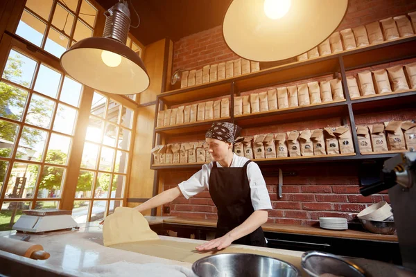 İle haddelenmiş çalışan kadın yoğurun