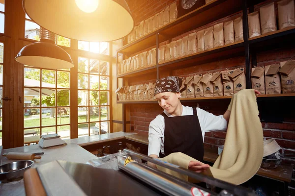 Kadın haddeleme hamur Cafe