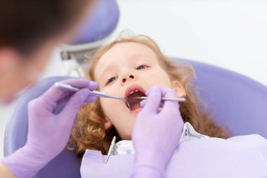 Diş hekimi, yakın çekim küçük kız