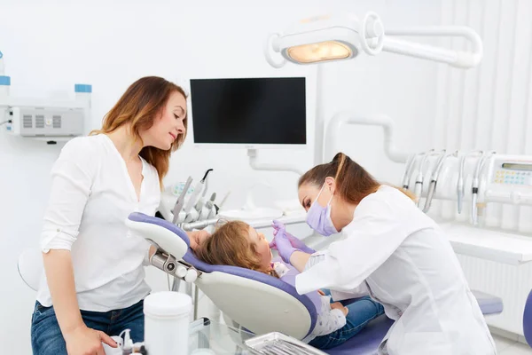 Bambina in gabinetto dentista — Foto Stock