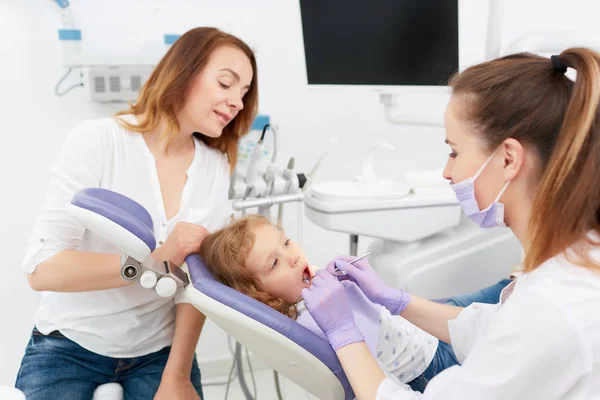 Zahnärzte machen Behandlung für kleines Mädchen — Stockfoto