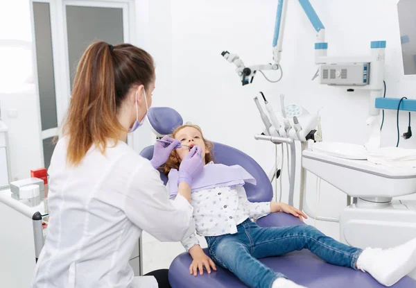 Dentista pediátrico com paciente — Fotografia de Stock