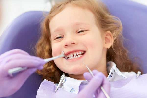 Leende flicka hos tandläkare — Stockfoto
