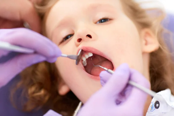 Dentista tratando menina — Fotografia de Stock