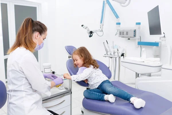 Lilla patienten och tandläkaren i skåp — Stockfoto