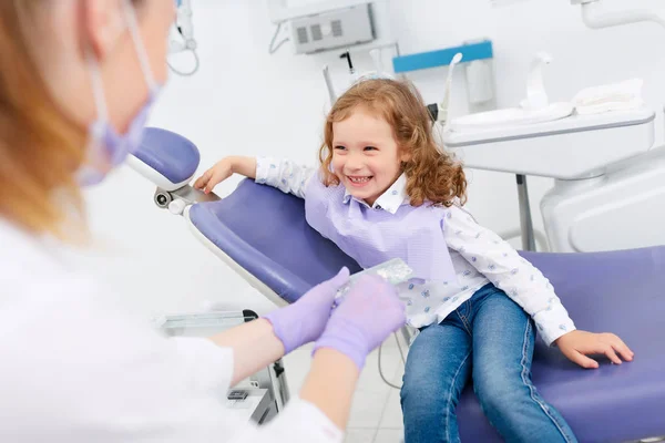 Menina sorridente visitando dentista — Fotografia de Stock