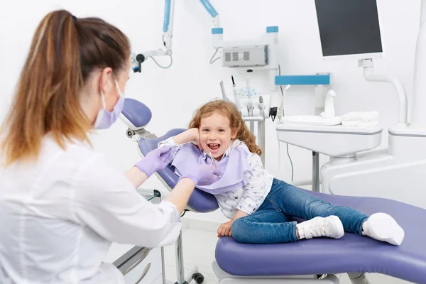 Menina na cadeira de dentista — Fotografia de Stock