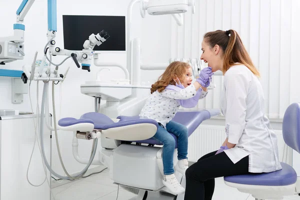 Menina olhando na boca do dentista — Fotografia de Stock