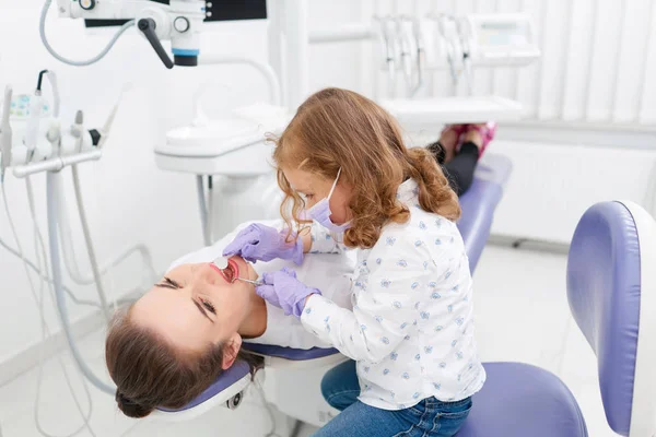 Ragazza esaminando dentista in gabinetto — Foto Stock