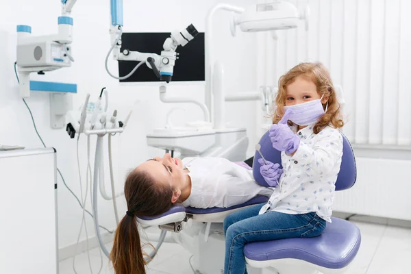 Piccola dentista ragazza gesticolando pollice in su — Foto Stock