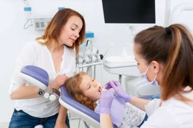 Küçük kız için tedavi yapmak diş hekimleri