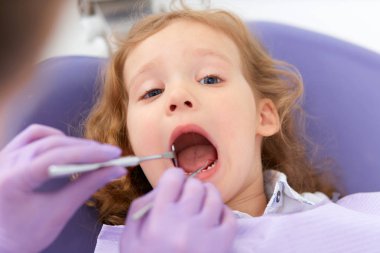 Diş hekimi gülümseyen kız