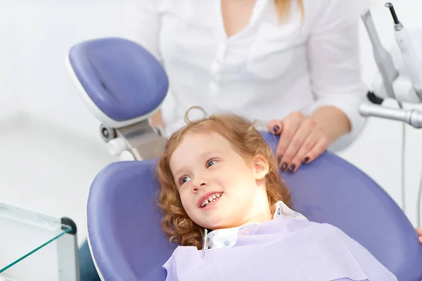 Menina na cadeira de dentista — Fotografia de Stock