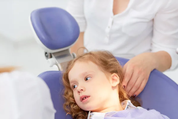 Menina na cadeira de dentista — Fotografia de Stock