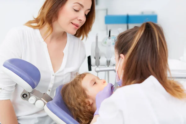 Dentistas fazendo tratamento para a menina — Fotografia de Stock