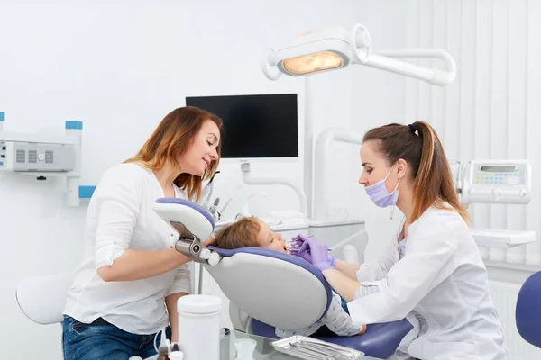 Tandläkare att göra behandling för liten flicka — Stockfoto