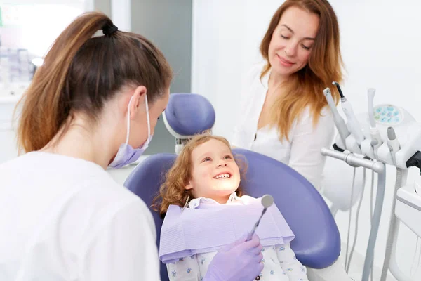 Dentisti esaminando bambina — Foto Stock