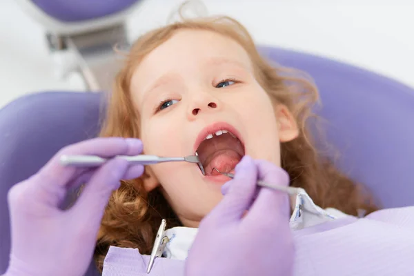 Szczegół mały dziewczyna u dentysty — Zdjęcie stockowe