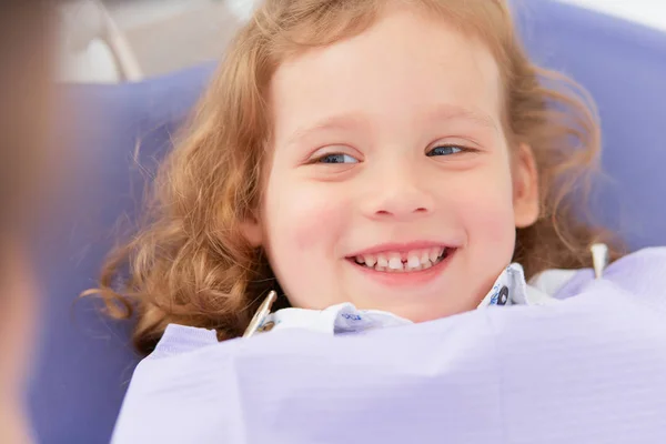 Sorridente ragazza dal dentista — Foto Stock