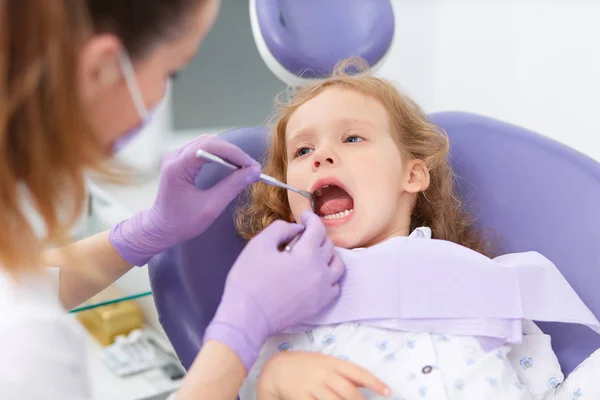 Pediatric tandläkare med patienten — Stockfoto