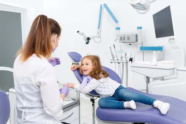 Piccolo paziente e dentista in armadietto — Foto Stock