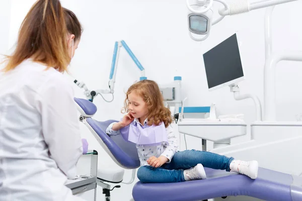 Κοριτσάκι σε καρέκλα επισκέπτονται τον οδοντίατρο — Φωτογραφία Αρχείου