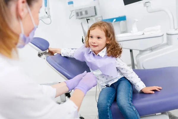Menina sorridente visitando dentista — Fotografia de Stock