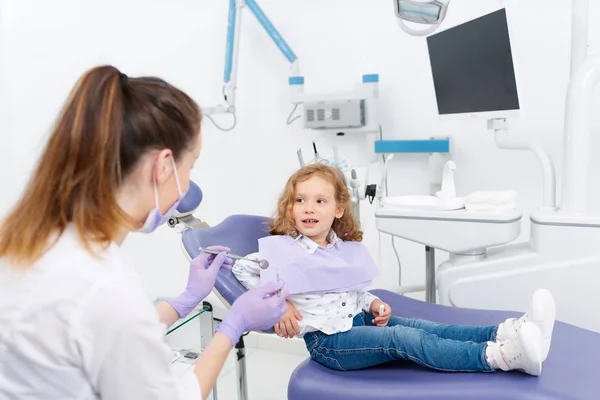 Kleine lächelnde Patientin beim Zahnarzt — Stockfoto