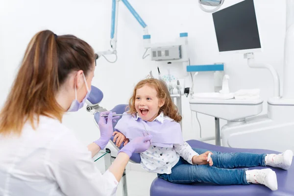 Menina na cadeira de dentista — Fotografia de Stock