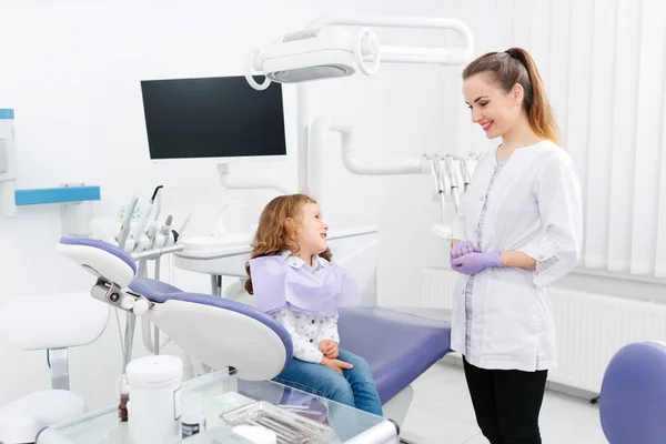 Dentysta i mała dziewczynka w szafce — Zdjęcie stockowe
