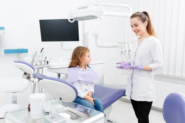 Tandläkare och liten flicka i skåp — Stockfoto