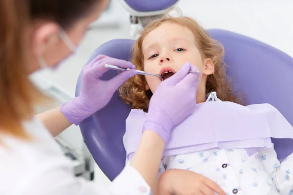 Pediatric dentist with patient — Stock Photo, Image