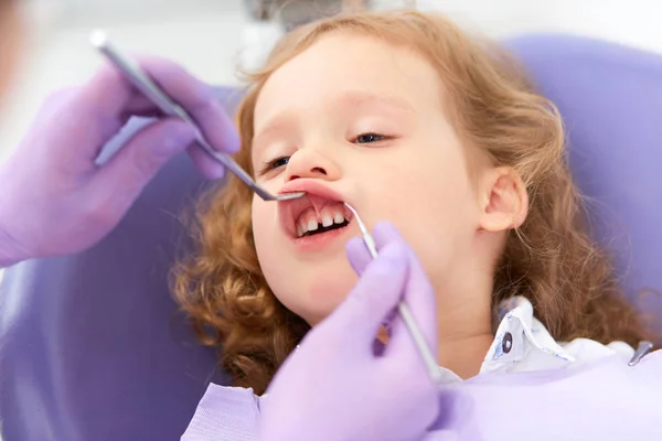 Dentista examinando sob lábio — Fotografia de Stock